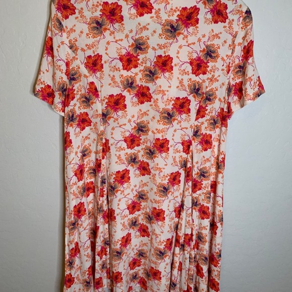 ASTR The Label | Hibiscus Floral Short Sleeve Shift Dress Sz Medium 100% Viscose - Picture 6 of 8
